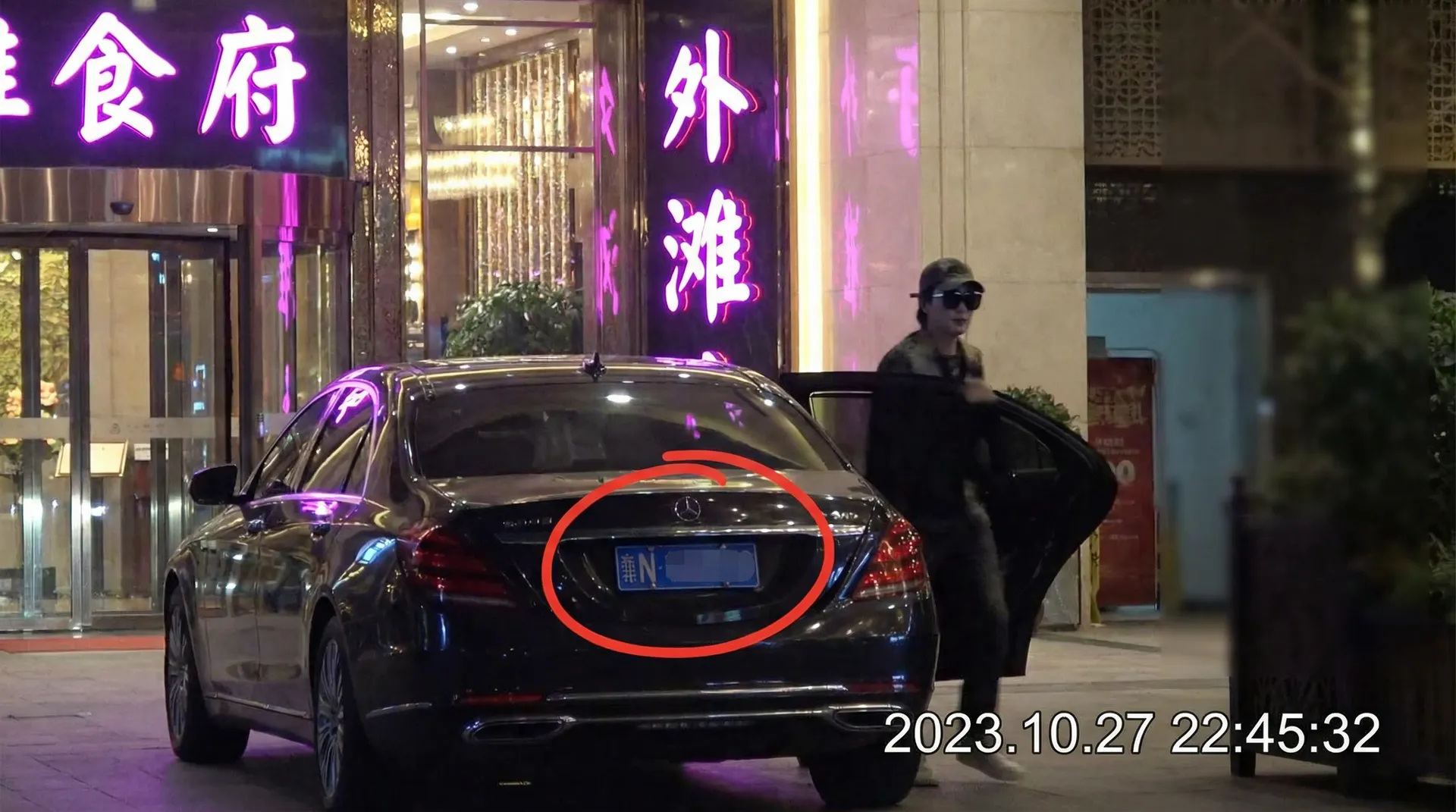 伟德国际网站 - 豪车餐厅外偷拍